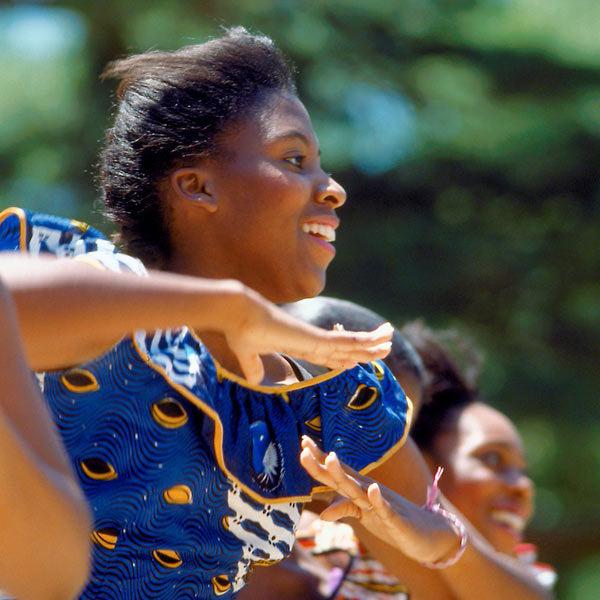 黑人文化周期间，一名年轻的非洲裔美国妇女在舞台上跳舞