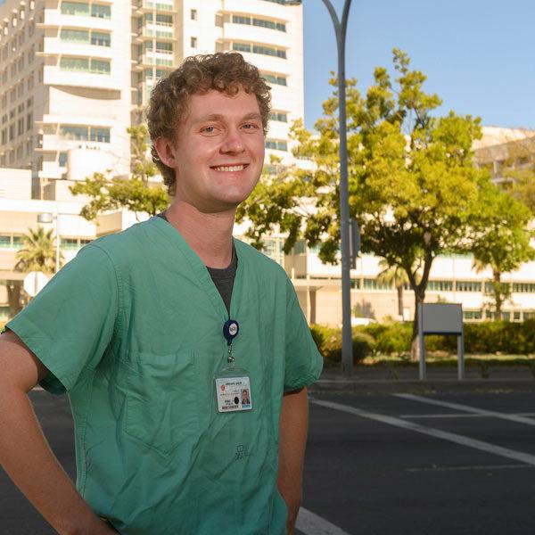 一名医科学生在澳门十大电子游戏大全医疗中心外拍照