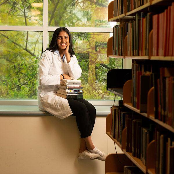 一个医科学生在图书馆里学习休息 