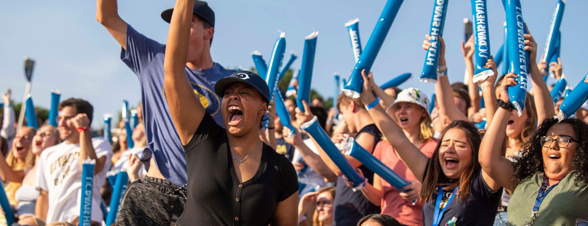喧闹的人群在加州大学戴维斯健康体育场为Aggies欢呼.