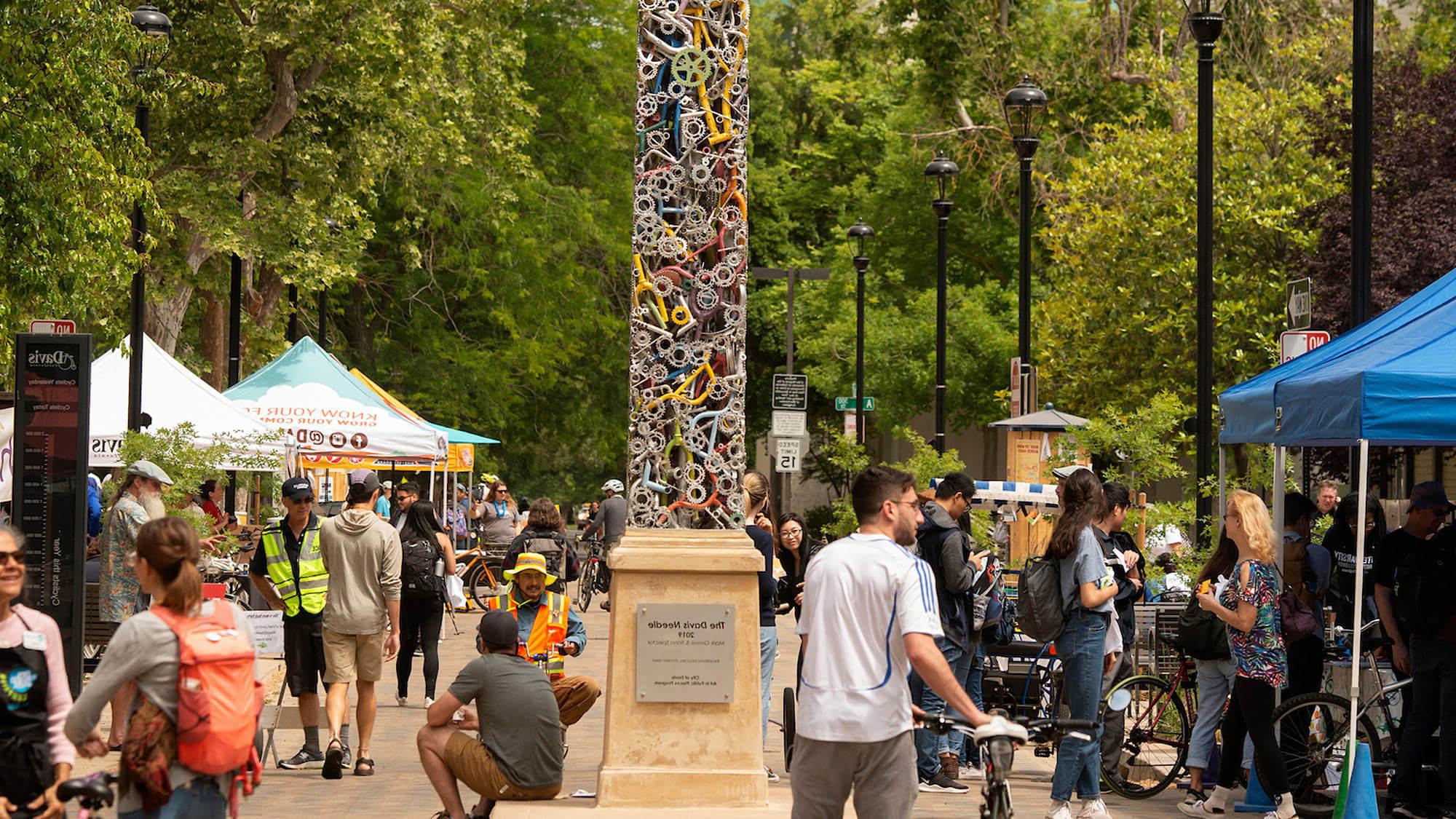 戴维斯市中心的景象, Ca, 满是学生, 当地人和一个独特的方尖碑形状的雕塑，由自行车零件制成