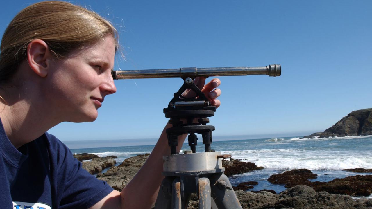 一名本科生研究人员在加利福尼亚博德加湾附近的海岸进行调查