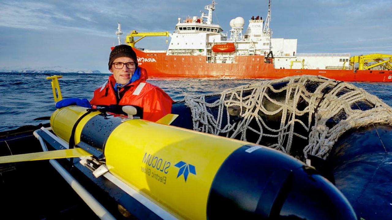 澳门十大电子游戏大全的一名研究人员维护着一个小型潜水器，旨在收集海洋温度数据