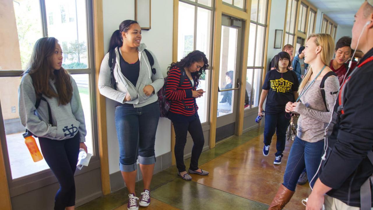 学生们聚在一起上课，在走廊里聊天——转学申请时间表