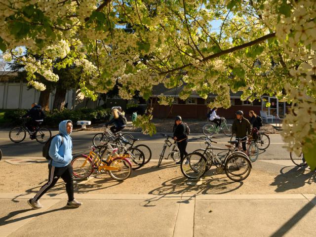 学生走在纪念联盟前面，旁边是一些自行车