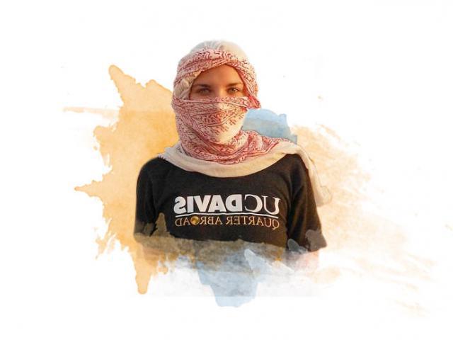 在埃及，一名澳门十大电子游戏大全的女学生戴着头巾摆拍