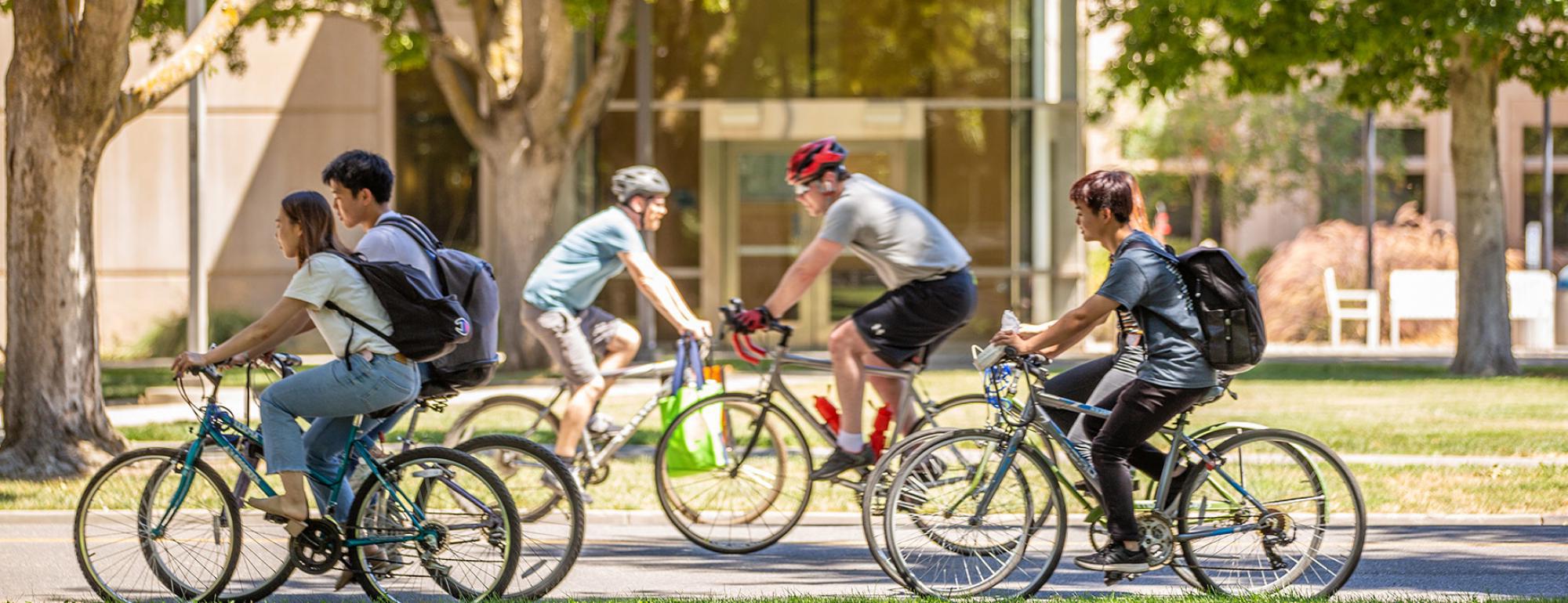 学生们在院子前骑自行车