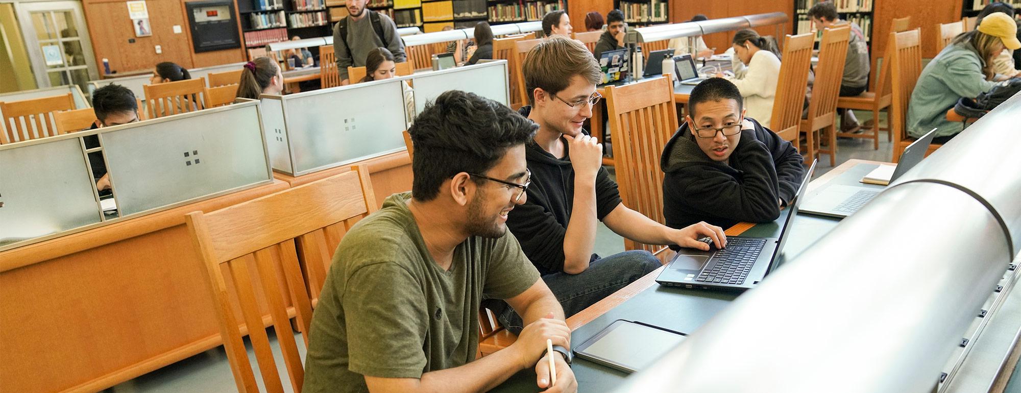 三个学生在希尔兹图书馆一起做项目.