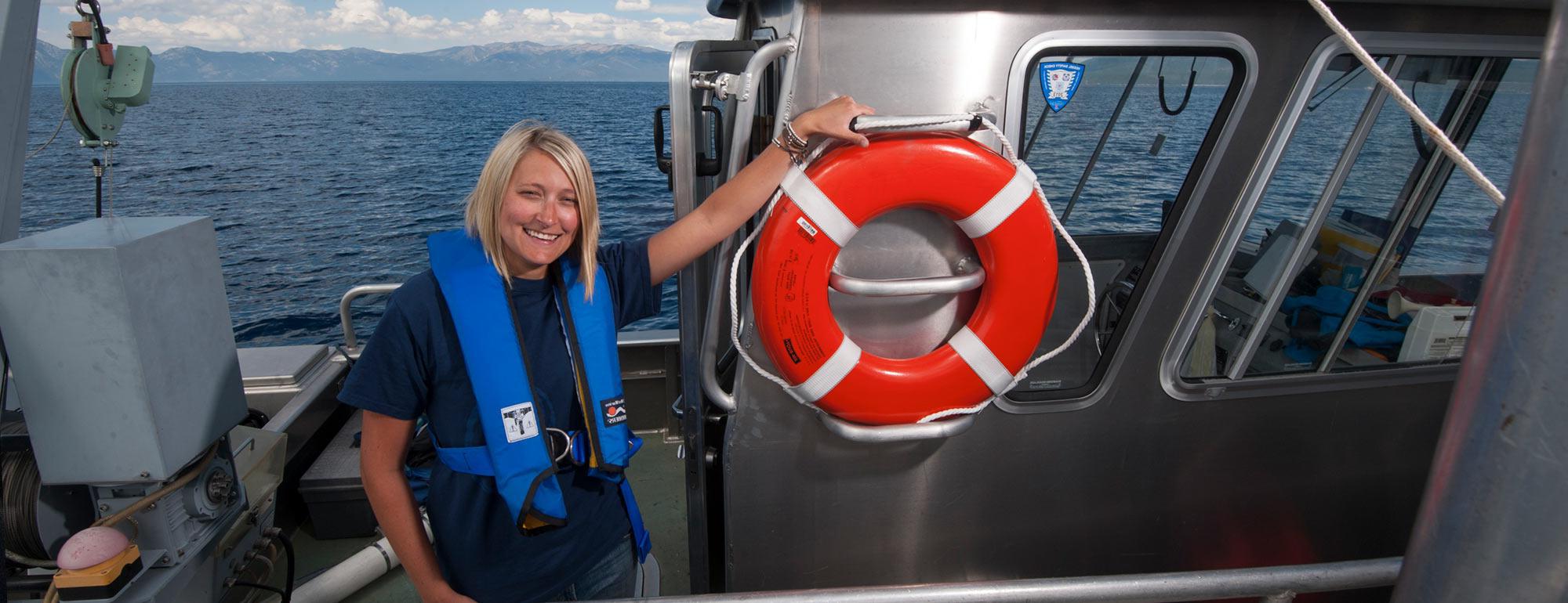 一名女研究员在太浩湖的一艘研究船上摆姿势