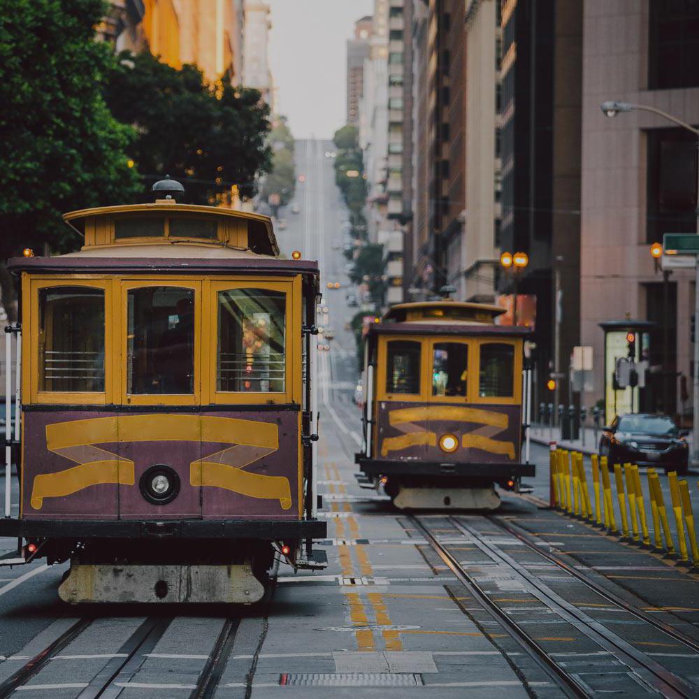 两辆缆车在旧金山的街道上来回行驶
