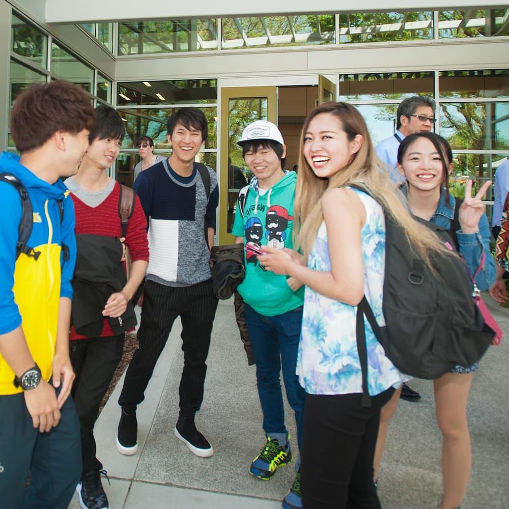 International students standing in front of the international center 澳门十大电子游戏大全.